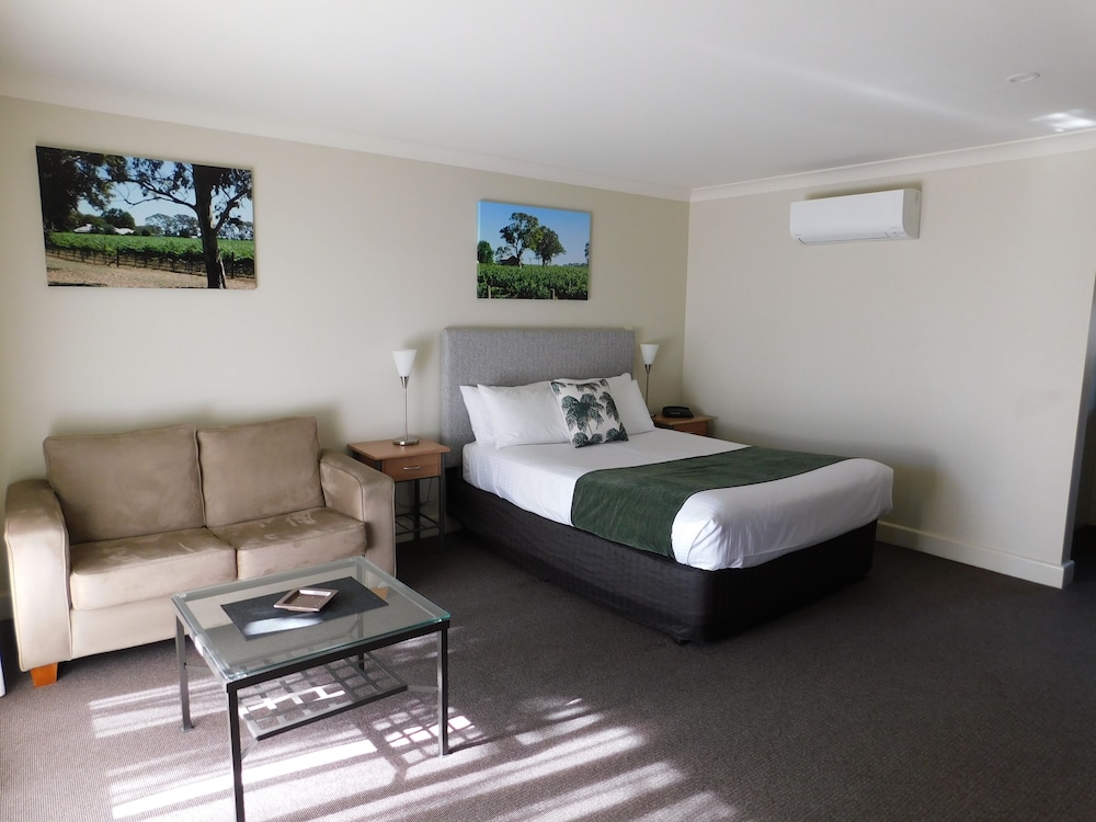 Deluxe south side Queen suite photo 2