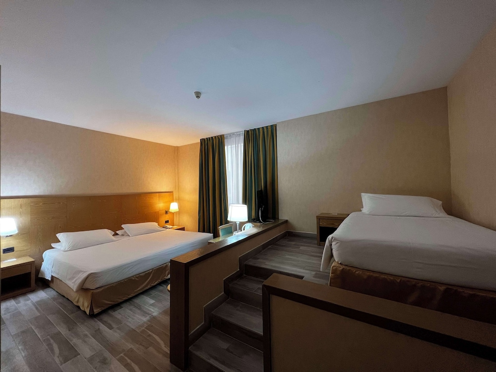 Standard Room, Multiple Beds, Non Smoking - Photo 3