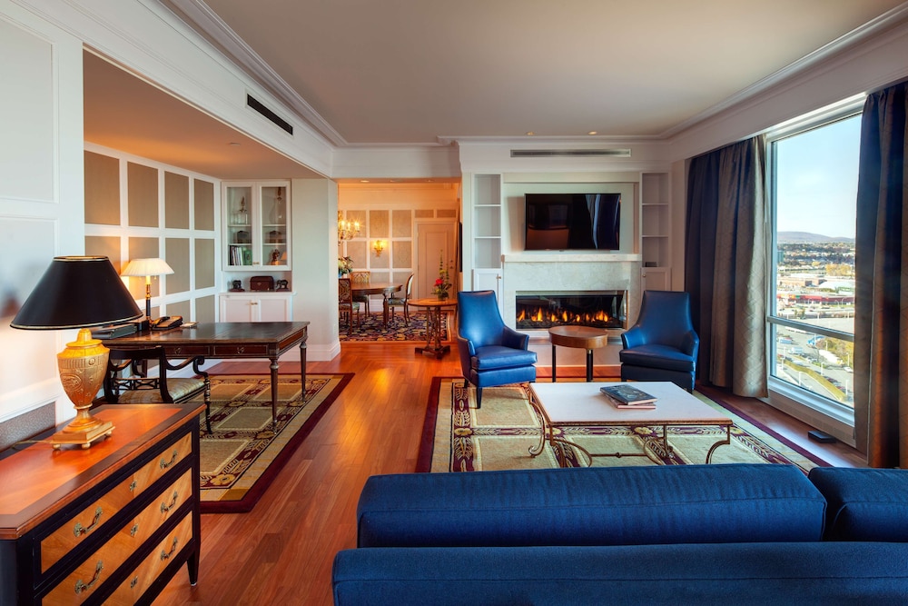 Suite - Photo 1