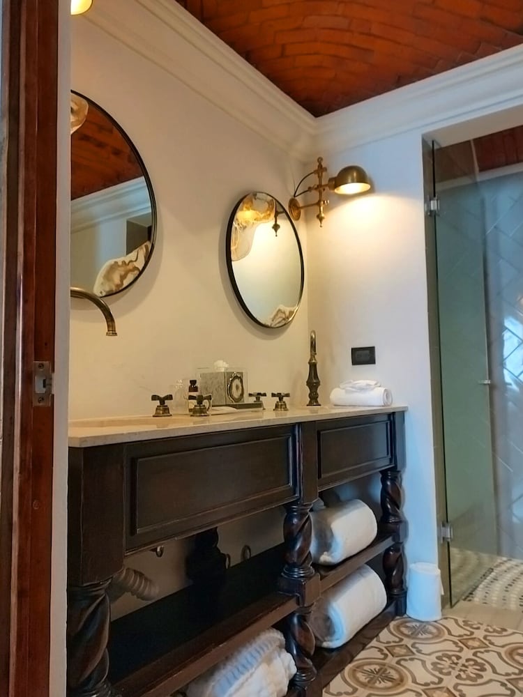 Superior Suite, 1 King Bed - Photo 2