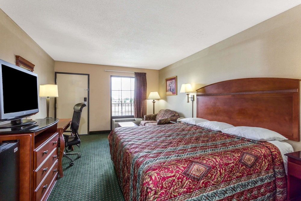 Standard Room, 1 King Bed, Smoking - Photo 1