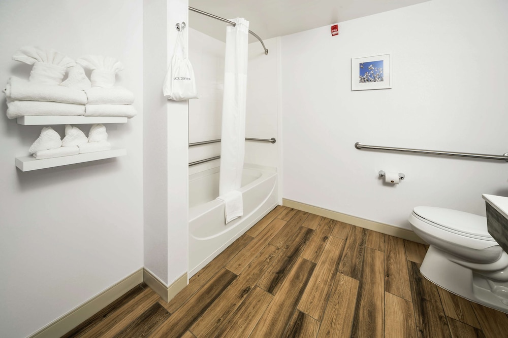 Suite, 1 King Bed, Accessible (Hearing) - Photo 8