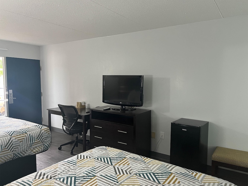 Deluxe Room, 2 Queen Beds, Non Smoking, Refrigerator & Microwave - Photo 5