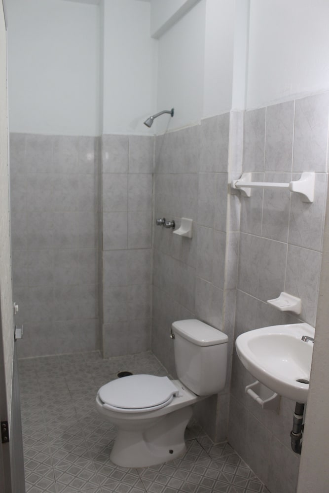Basic Twin Room - Photo 15