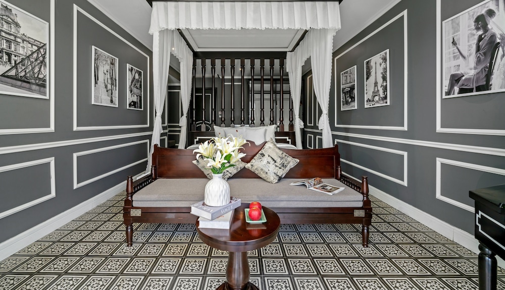 King Suite with Balcony - Photo 2