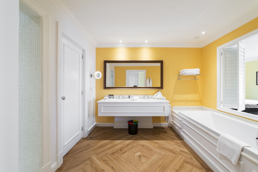 Executive - City or Garden View - Low Floors 1,2,3 of East wing and requiring 2 lifts to be accessed - Photo 3
