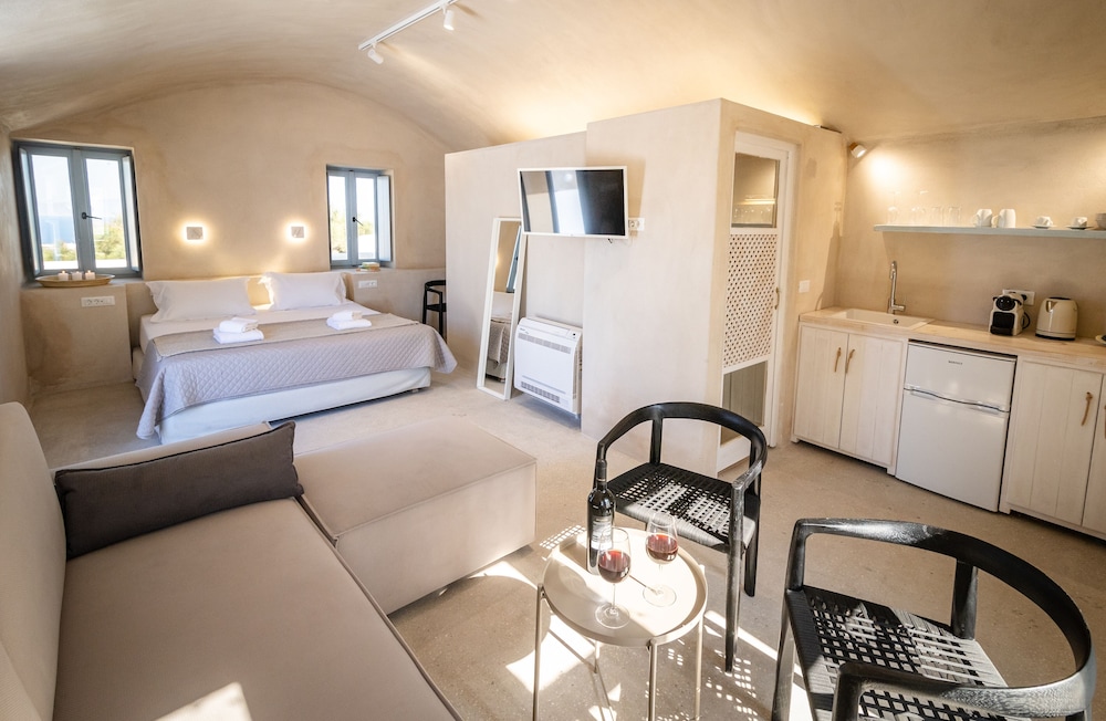 Premier Cellar IV with Outdoor Hot Tub and Sea View