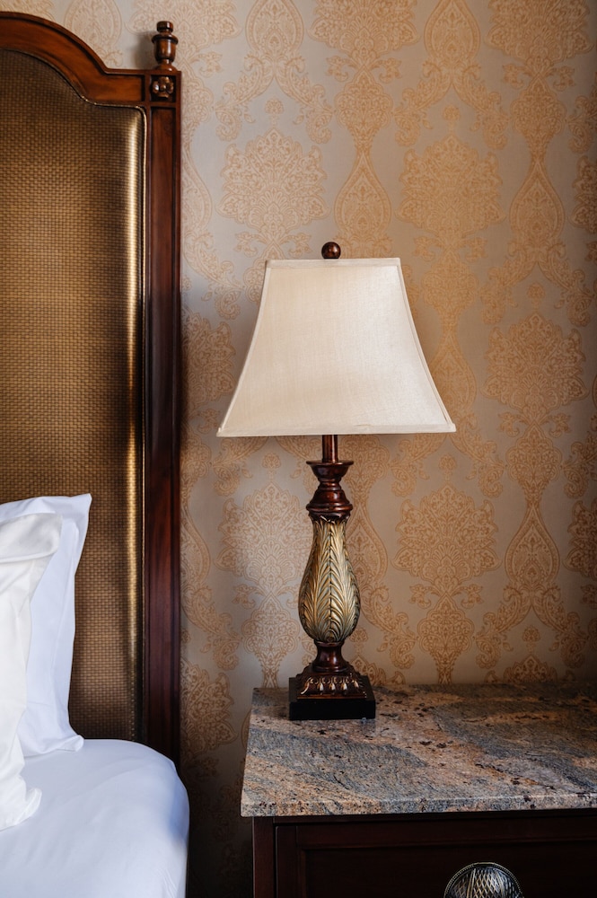 King Suite (24/7 Front Desk) - Photo 4