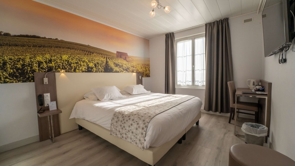 Superior Room, 1 Queen Bed, Balcony, Valley View (Larger Room) - Photo 3