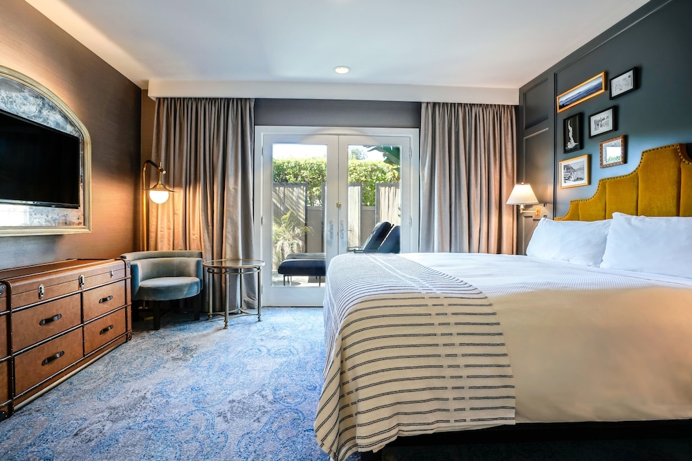 Deluxe Room, 1 King Bed, Refrigerator (ADA Deluxe King Rollin Shower)
