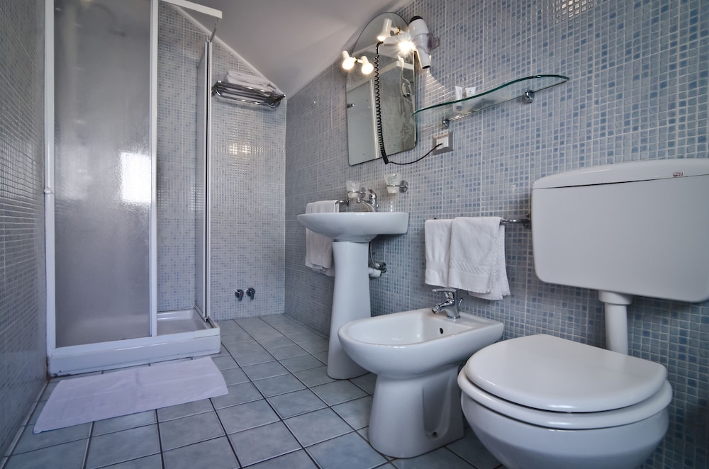 Triple Room - Photo 11