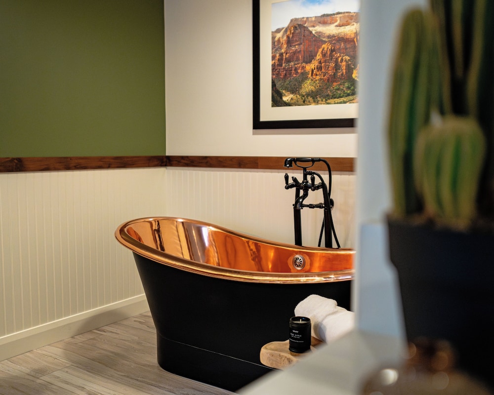 Premier Room, Hot Tub - Photo 3