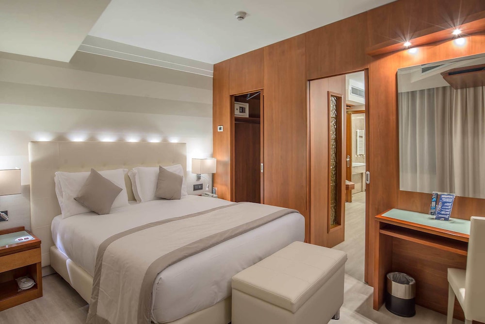 Luxury Suite, 1 King Bed with Sofa bed, Hot Tub photo 1