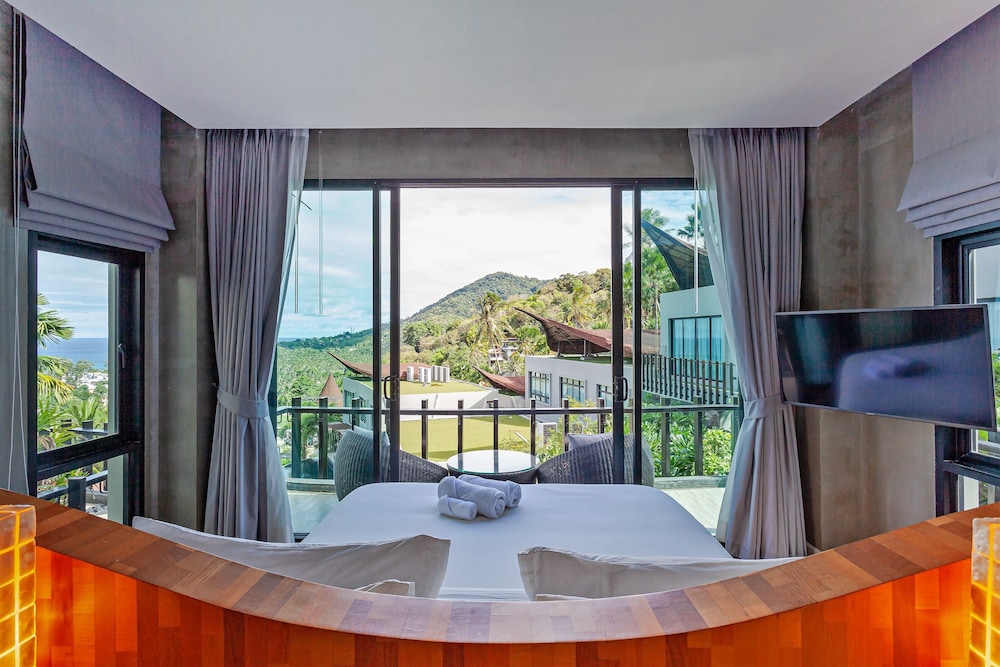 Honeymoon Suite with Bathtub