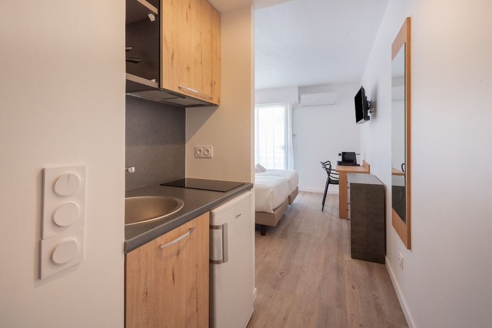 Studio, 1 Queen Bed, Balcony - Photo 4