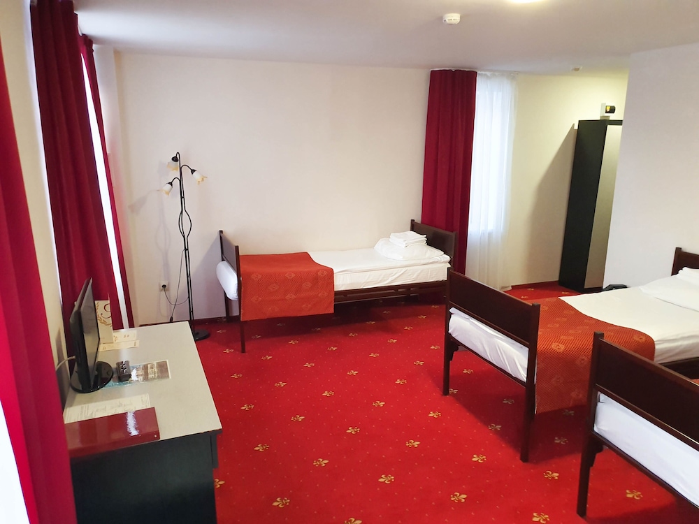 Economy Triple Room, 3 Twin Beds photo 1