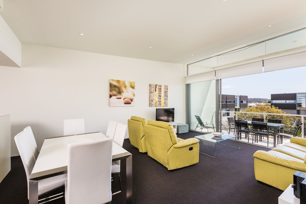 Two Bedroom Poolview Apartment - Photo 7