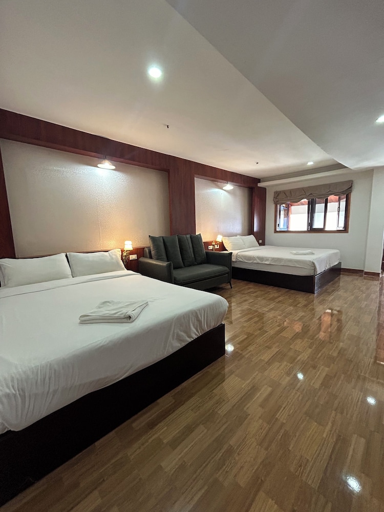 Deluxe Quadruple Room - Photo 2