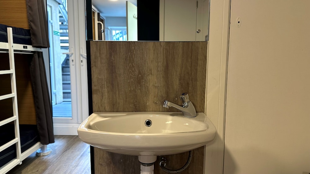 1 Bed in a 12 Bed Mixed Dorm with Private Shower photo 3