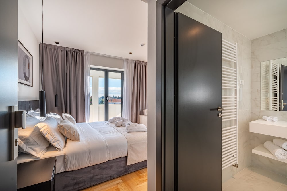 Deluxe Room - Photo 5