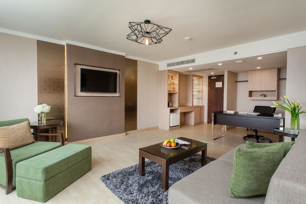 Suite, 1 King Bed, River View (Royal Thai Suite) photo 3