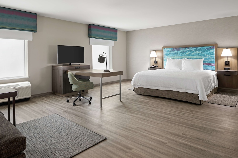 Studio, 1 King Bed, Refrigerator & Microwave (Wet bar)