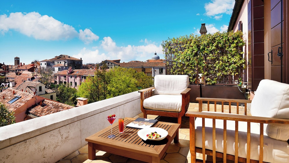 Suite, City View (terrace) photo 3