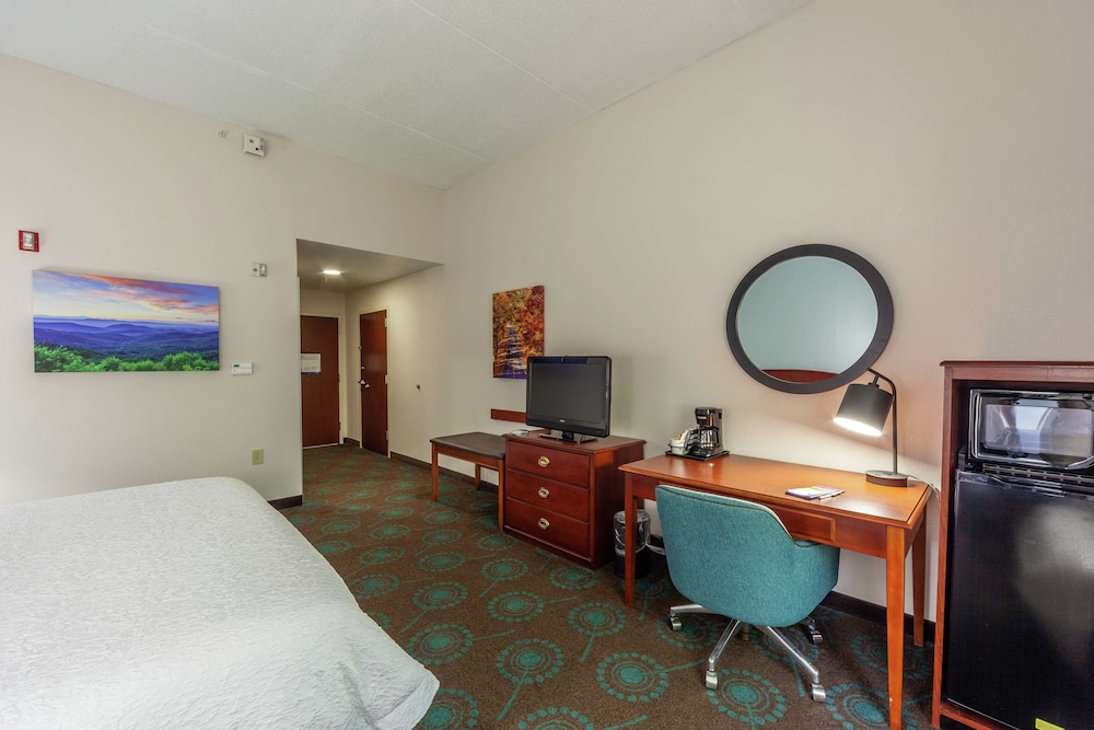 Standard Room, 1 King Bed, Non Smoking - Photo 2