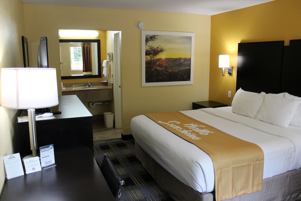 Standard Room, 1 King Bed - Photo 2