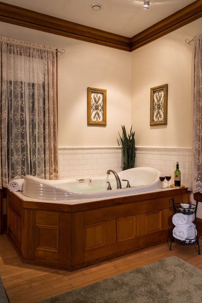 Luxury Double Room, 1 King Bed, Jetted Tub, Garden View photo 3