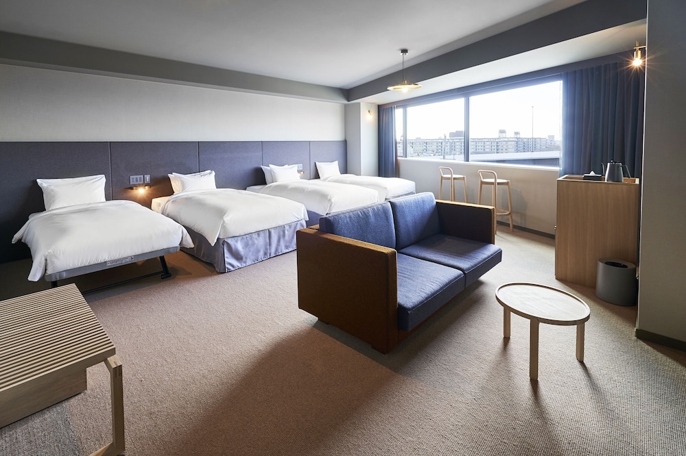 Luxury Deluxe Twin with Stacking Bed, Non Smoking (Shower and Bathtub) photo 1