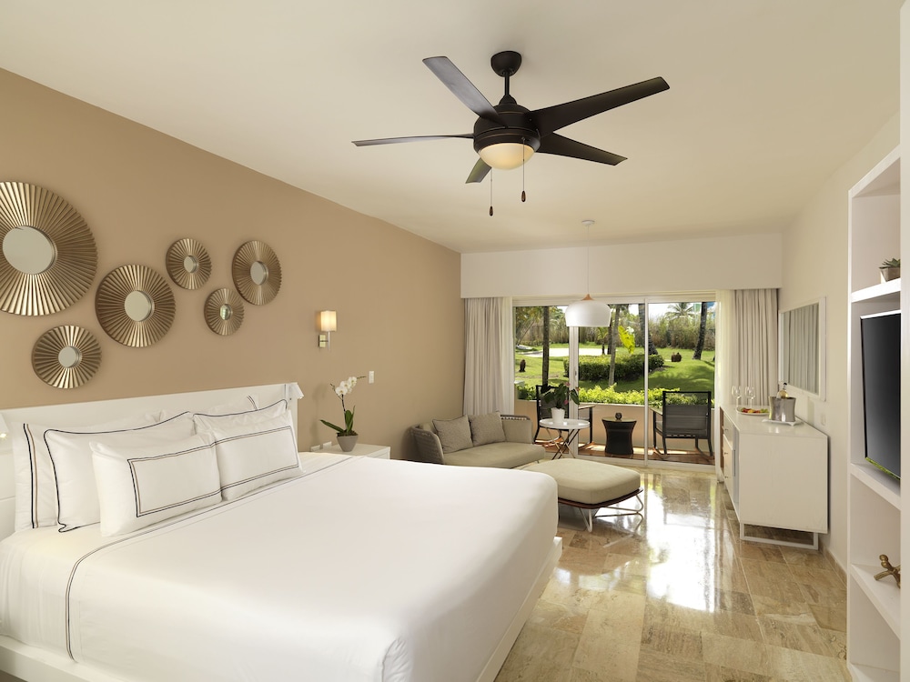 The Level Suite Tropical Palms