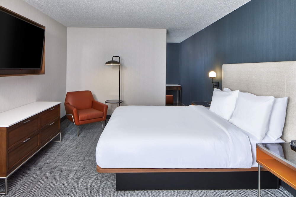 Suite, 1 King Bed with Sofa bed, Balcony - Photo 3