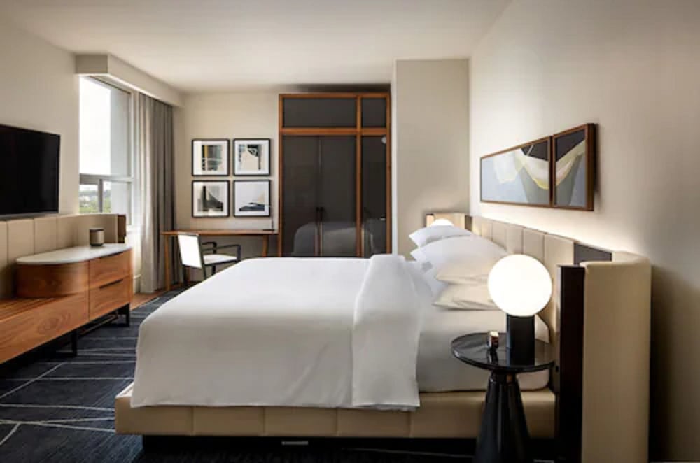 Room, 1 King Bed, Accessible (Roll-in Shower)