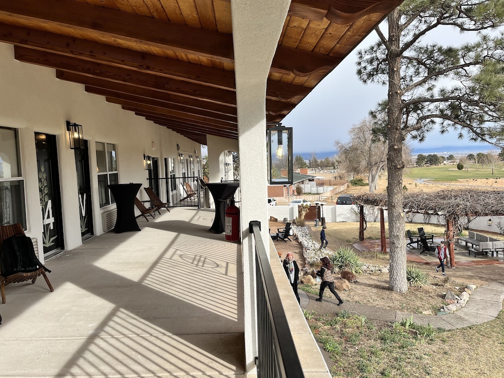 Elite Room, 1 King Bed, Golf View, Courtyard Area photo 3