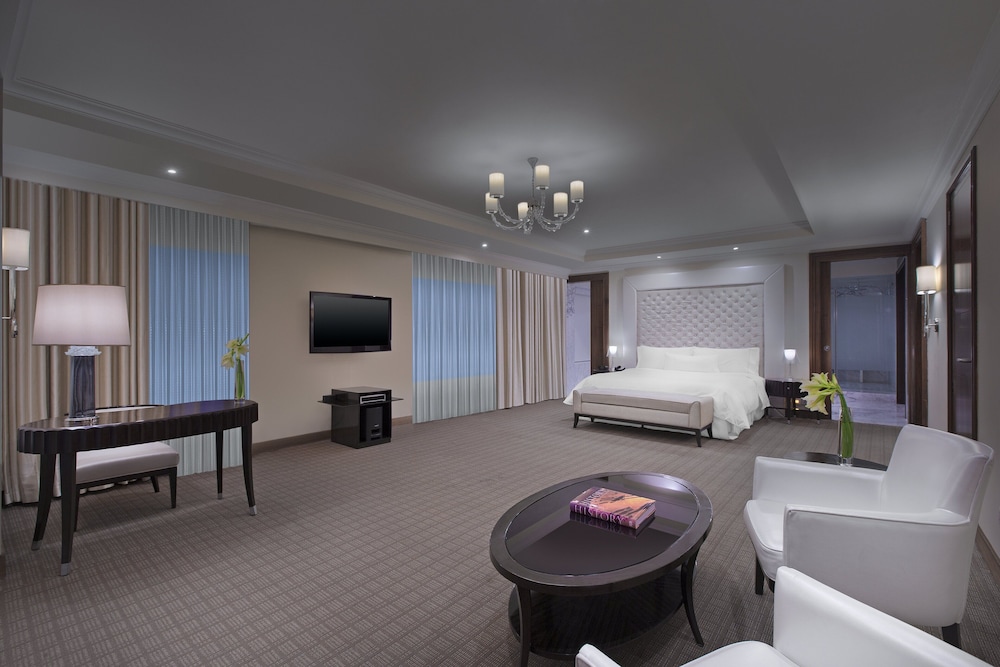 Suite, 1 King Bed - Photo 7
