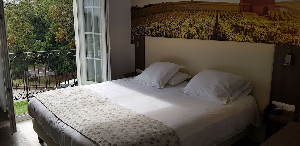 Superior Room, 1 Queen Bed, Balcony, Valley View (Larger Room) - Photo 2