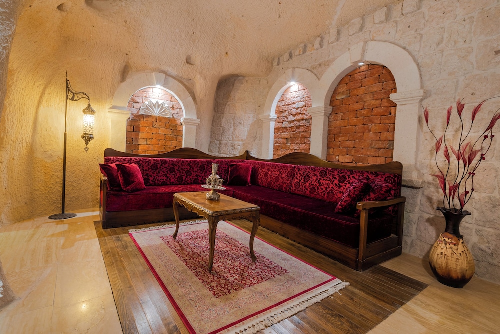 Queen Cave Suite with Stone Bathtub - Photo 23