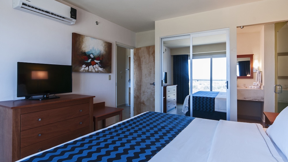 Suite, 1 King Bed thumbnail 6