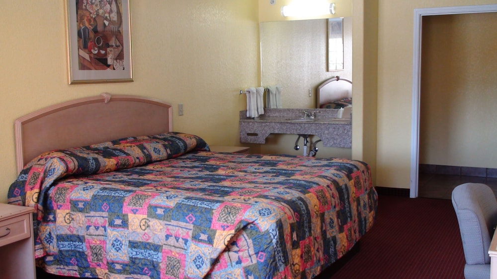 Basic Room, 1 King Bed