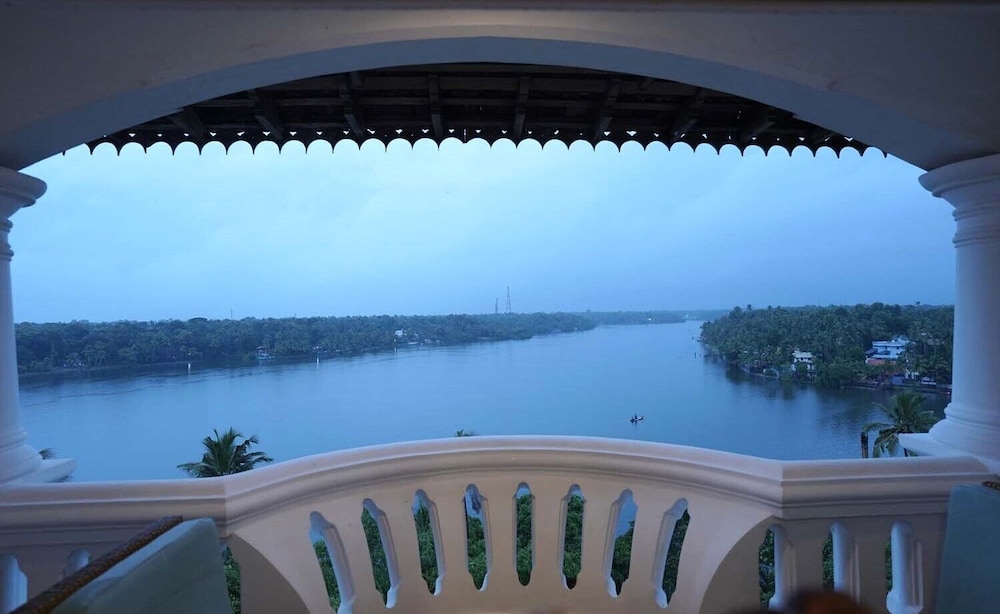 Royal Premier Lake View King - Photo 2
