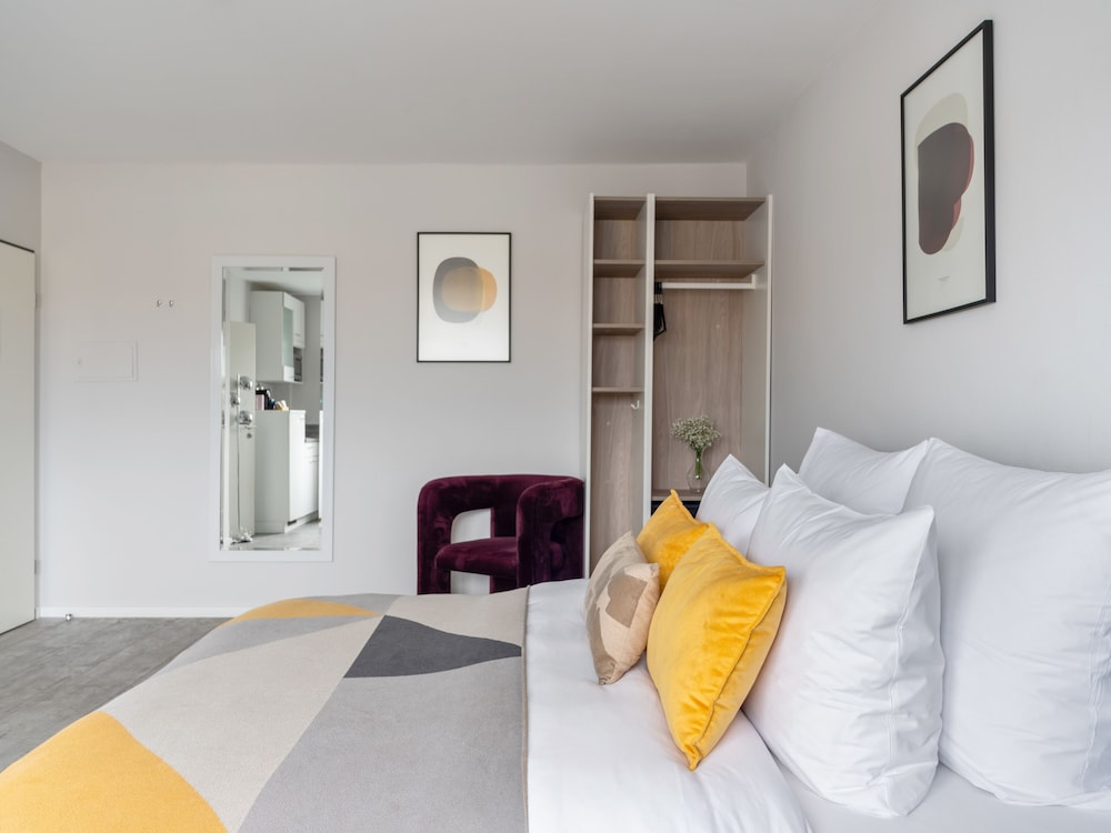 Medium Studio, Kitchenette, Workspace - Photo 8