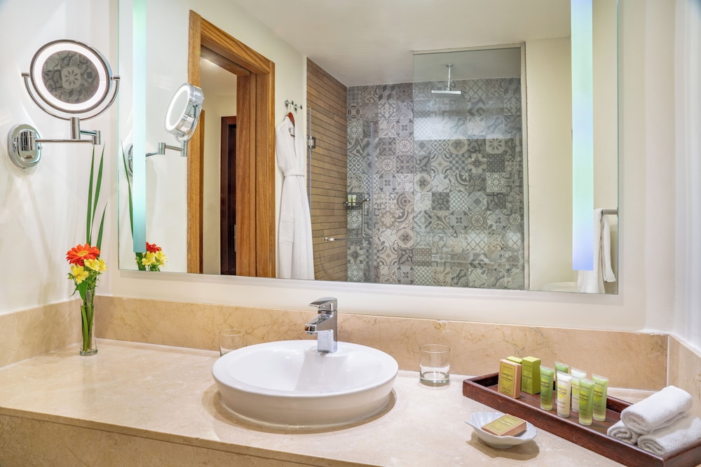 Club Suite, 1 King Bed, Oceanfront (Preferred) - Photo 3