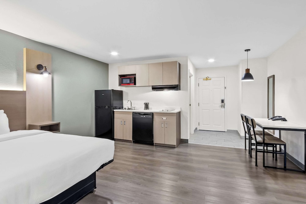 Suite, Multiple Beds, Non Smoking photo 3