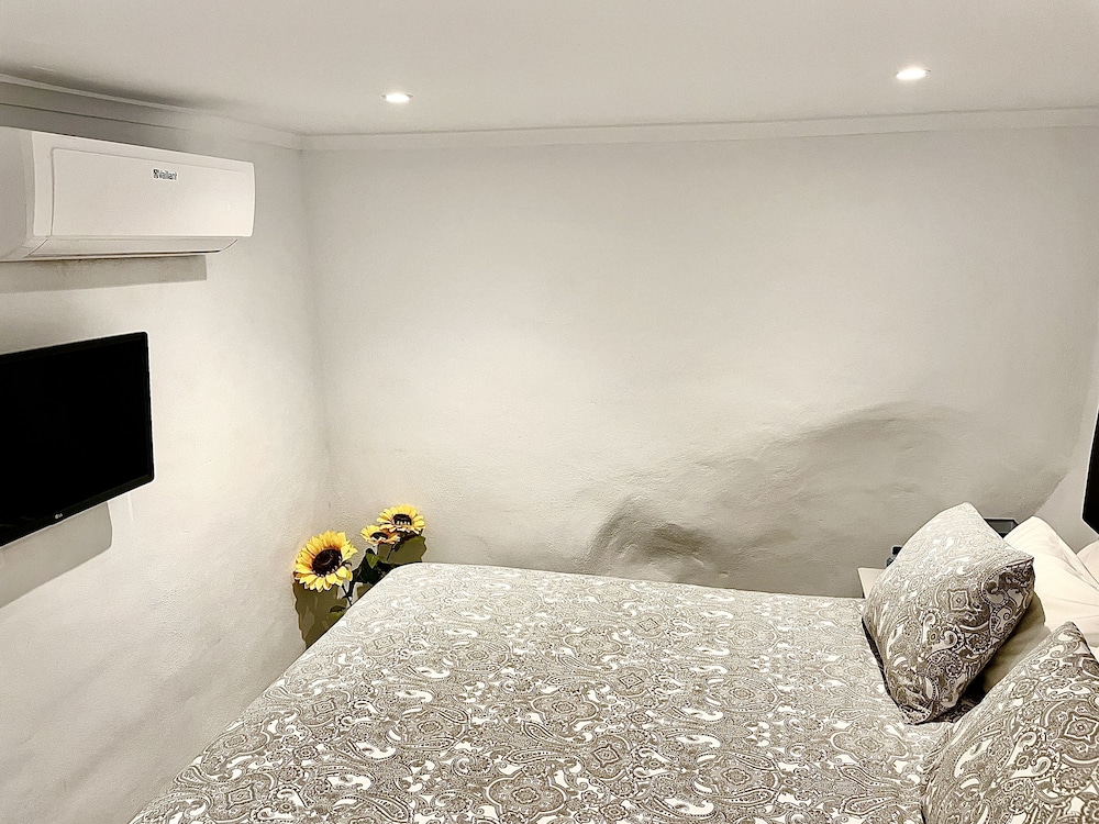 Classic Double Room, Ensuite (Cave Room) photo 2