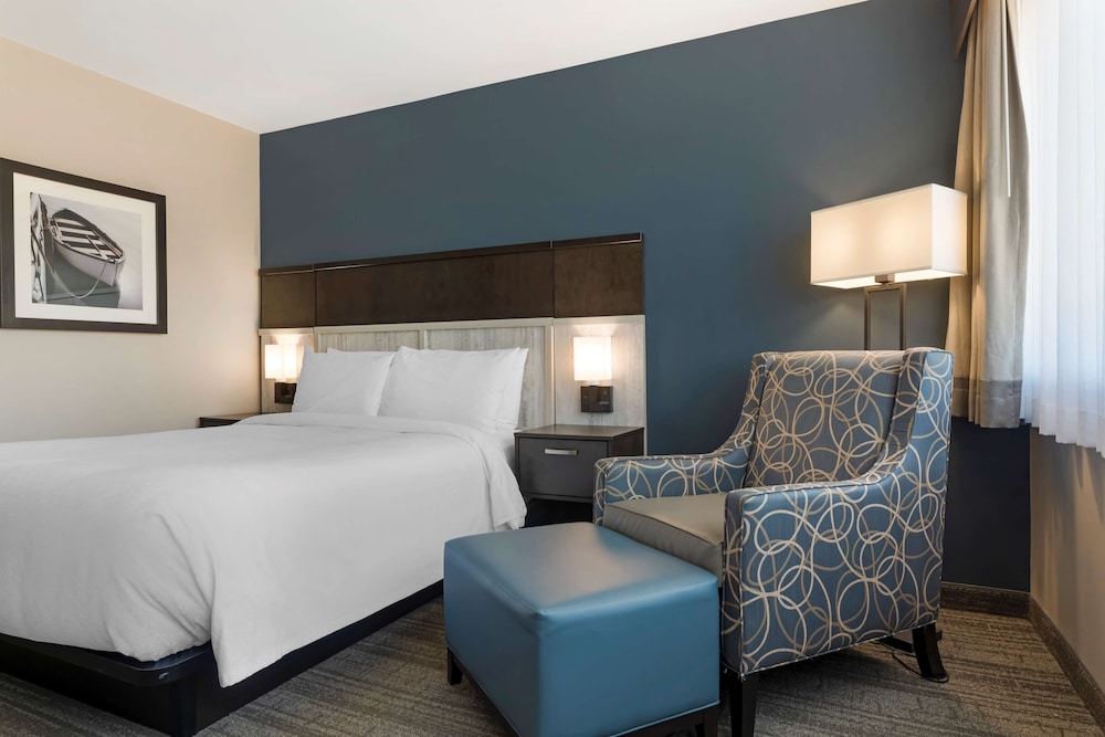 Suite, 1 Queen Bed, Non Smoking, Refrigerator & Microwave - Photo 3