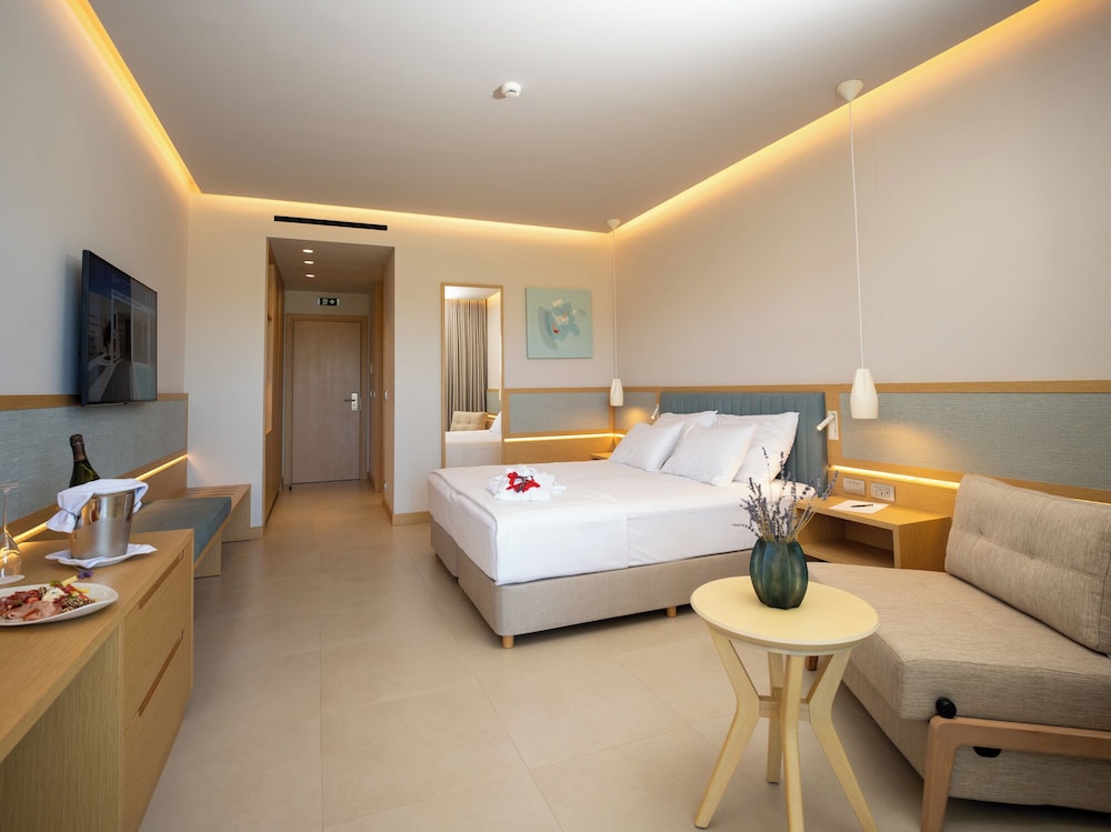 Deluxe Room Lateral Sea View - Photo 2