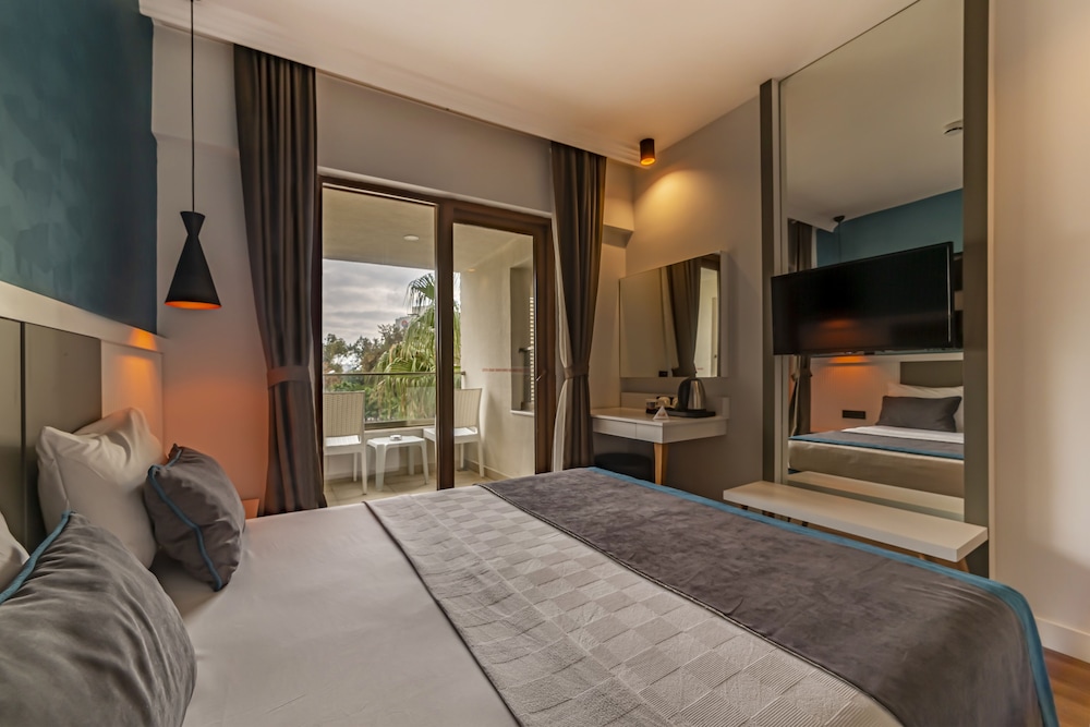 Standard Room, 1 Double Bed, Partial Sea View thumbnail 6