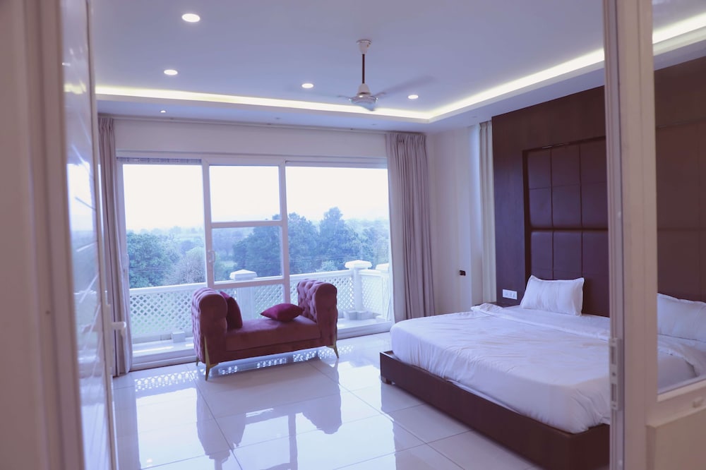 Luxury Suite, Balcony, Garden View