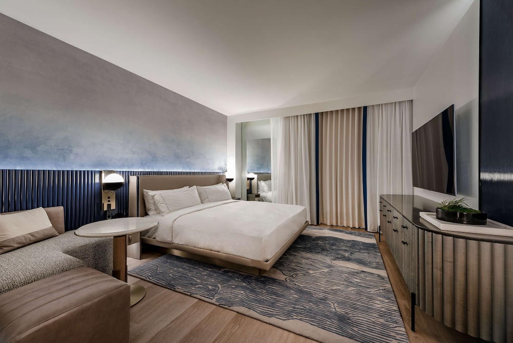 Deluxe Room, 1 King Bed, Accessible (Hearing) - Photo 1